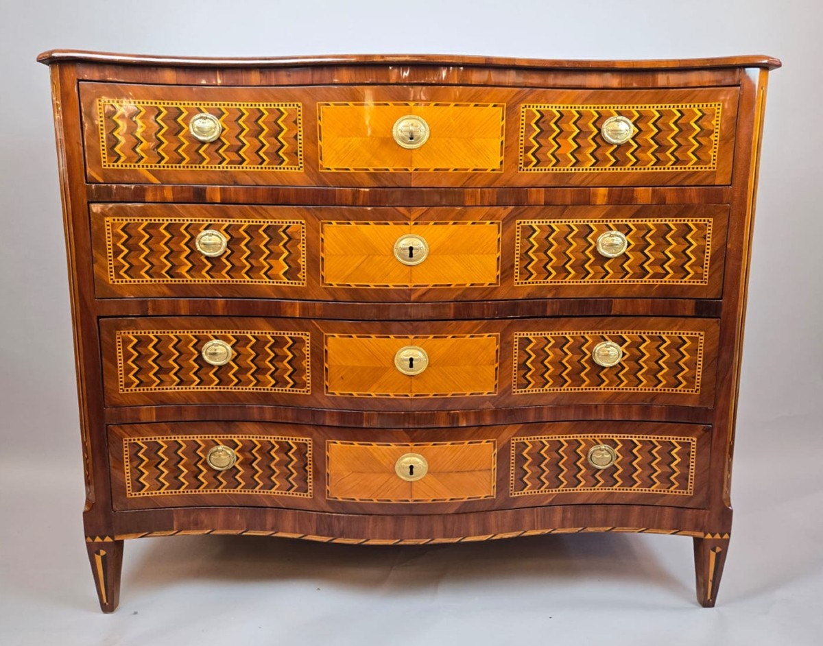 Commode marquetée avec  double compartiments secrets , 18th