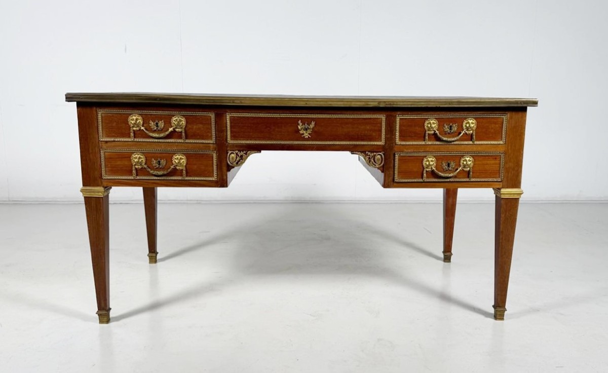 Bureau plat de style Louis XVI en acajou et bronzes dorés,  début 19th