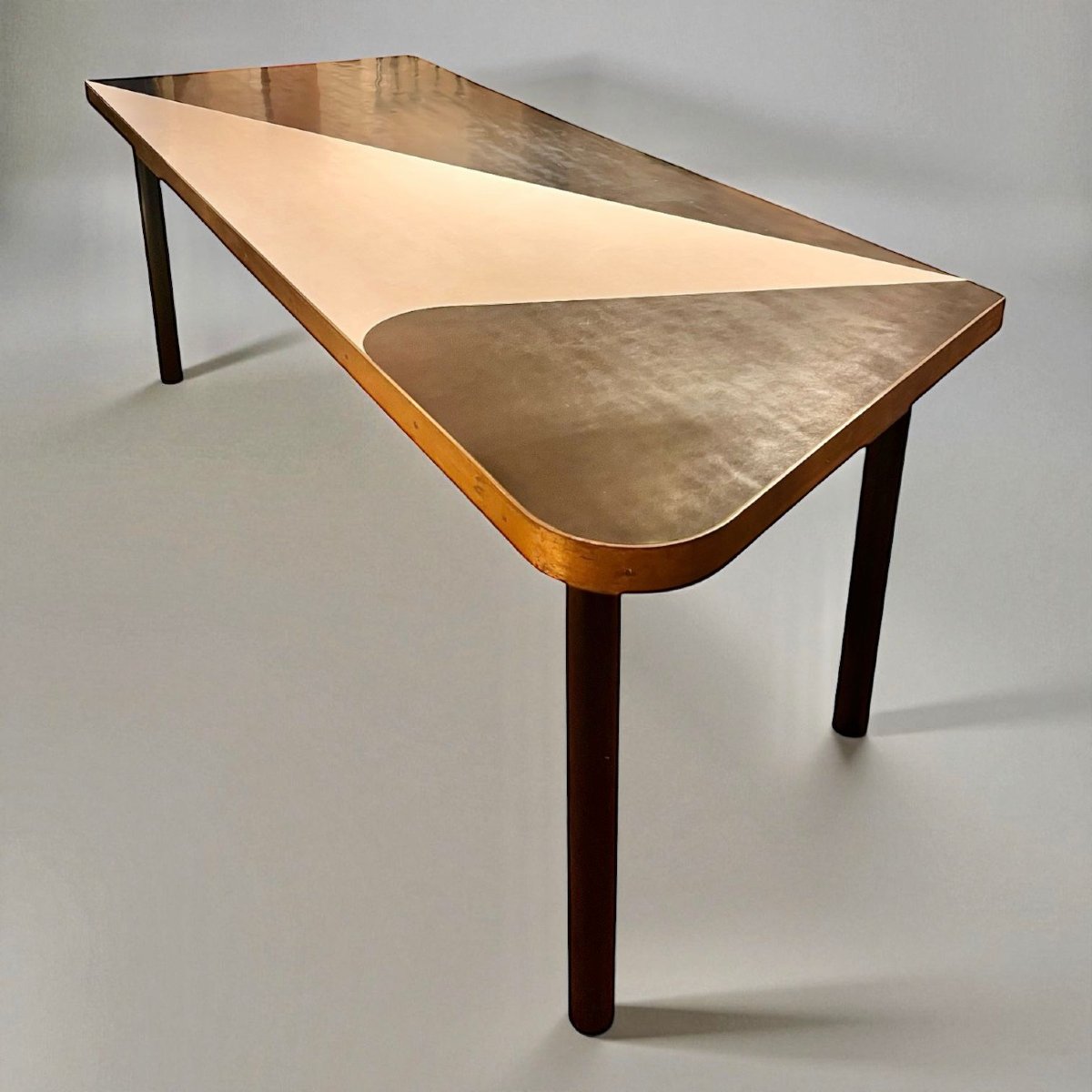 Table en stratifié noir et blanc ceinture en laiton et pieds en acier laqués noir. Vers 1960-photo-3