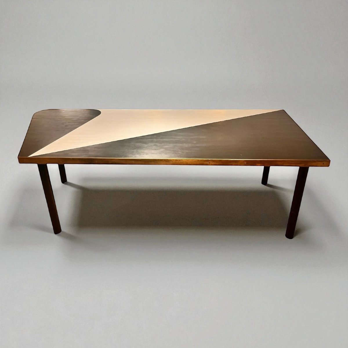 Table en stratifié noir et blanc ceinture en laiton et pieds en acier laqués noir. Vers 1960-photo-4