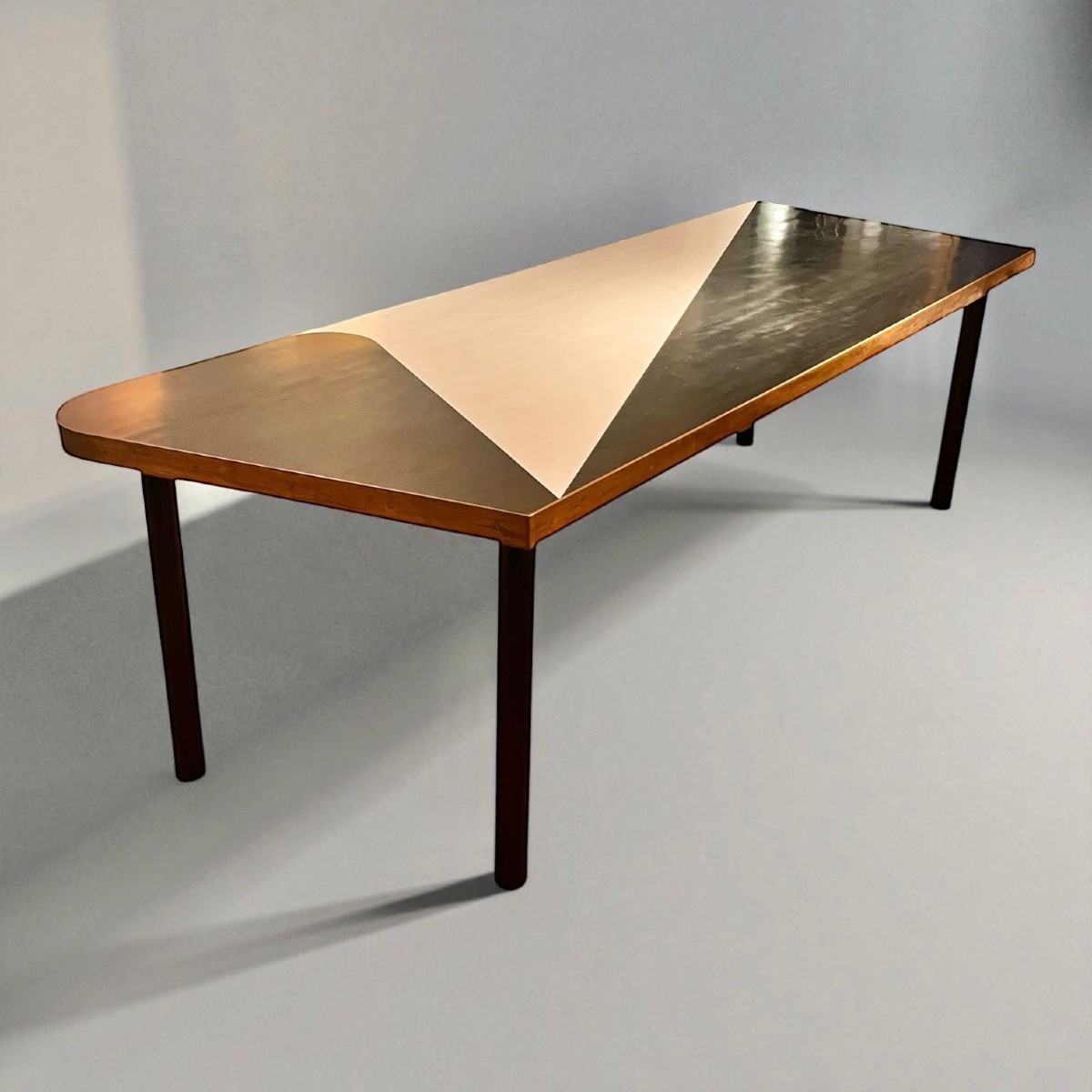 Table en stratifié noir et blanc ceinture en laiton et pieds en acier laqués noir. Vers 1960