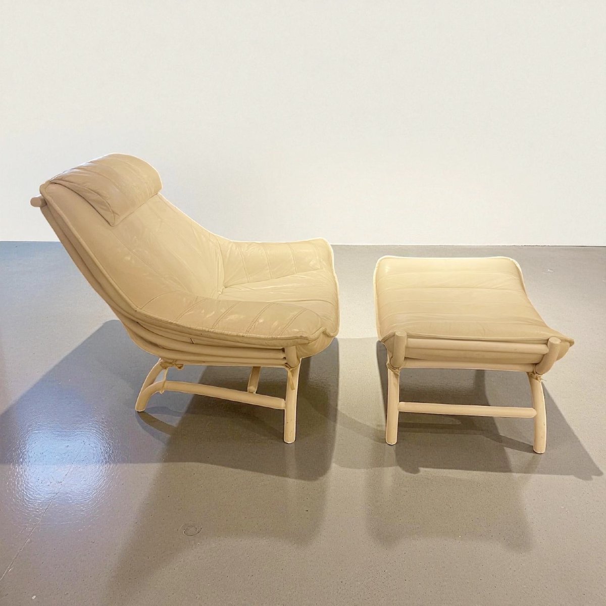 Armchair And Footstool In White Leather And White Patinated Rattan, Circa 1970-photo-2