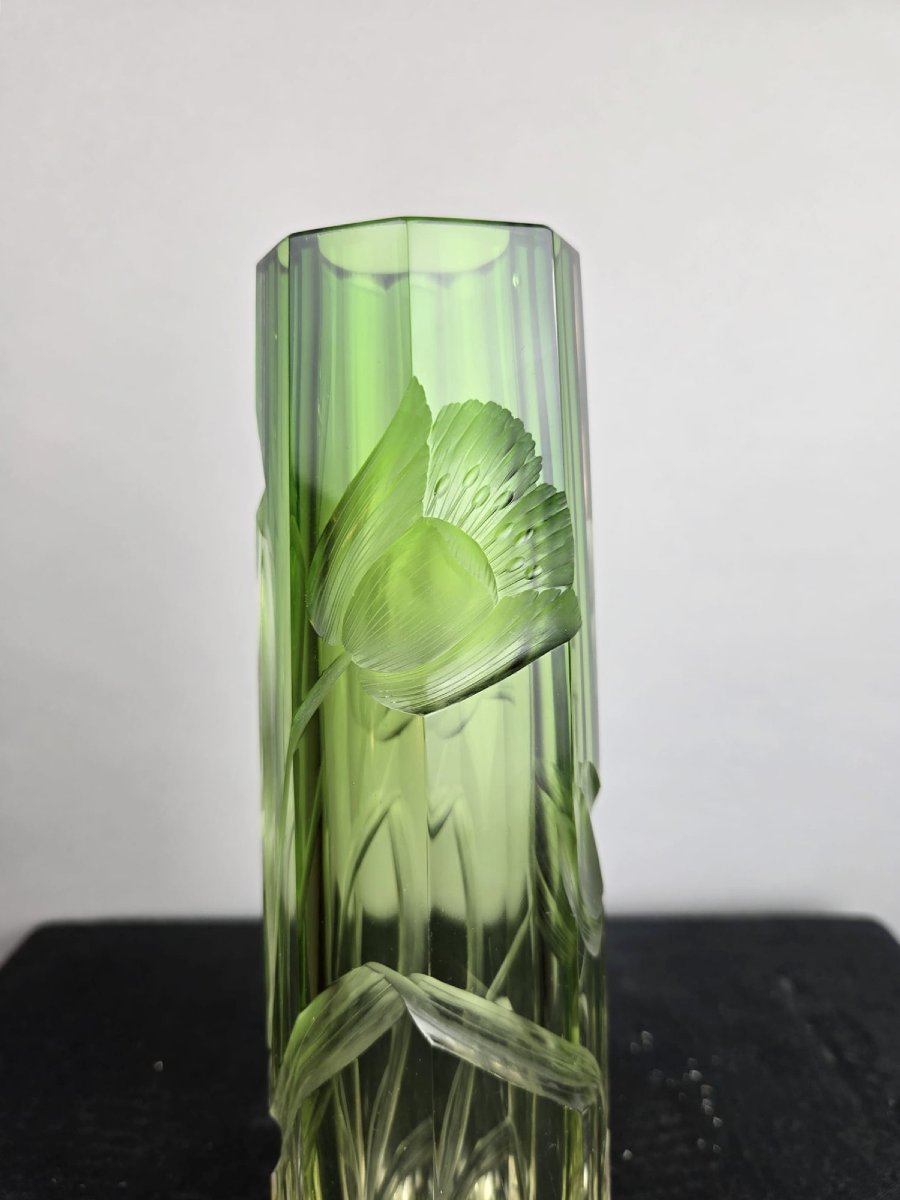 Vase Moser Karlsbad, vers 1900 — Verre incolore teinté vert, décor de fleurs en taille profonde-photo-3