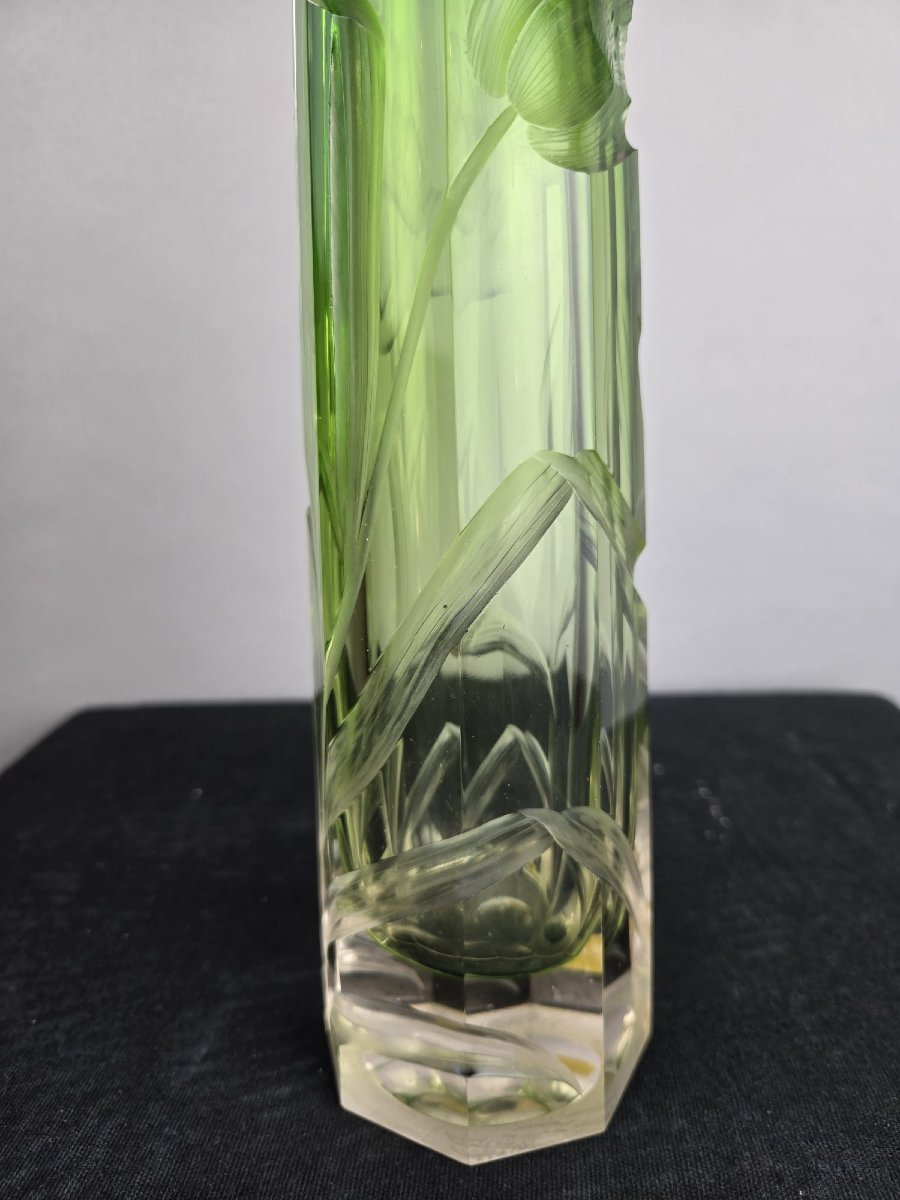 Vase Moser Karlsbad, vers 1900 — Verre incolore teinté vert, décor de fleurs en taille profonde-photo-1