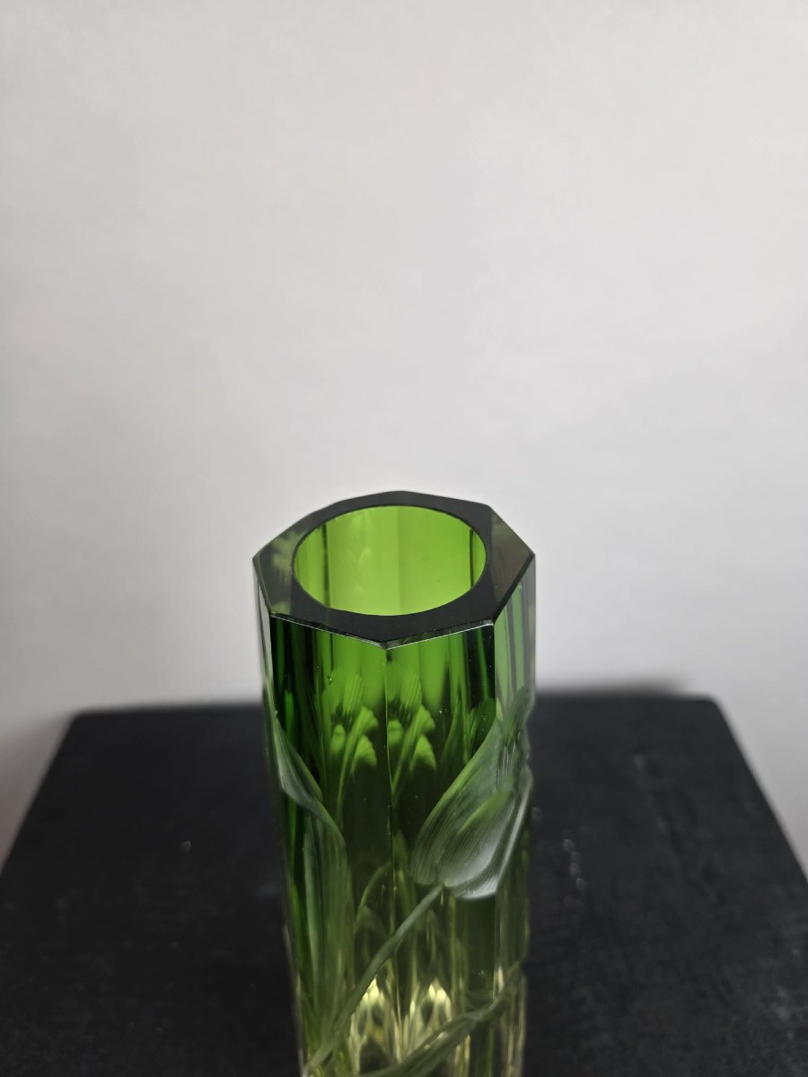 Vase Moser Karlsbad, vers 1900 — Verre incolore teinté vert, décor de fleurs en taille profonde-photo-2