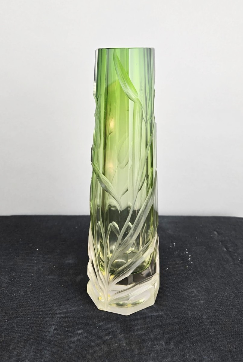 Vase Moser Karlsbad, vers 1900 — Verre incolore teinté vert, décor de fleurs en taille profonde