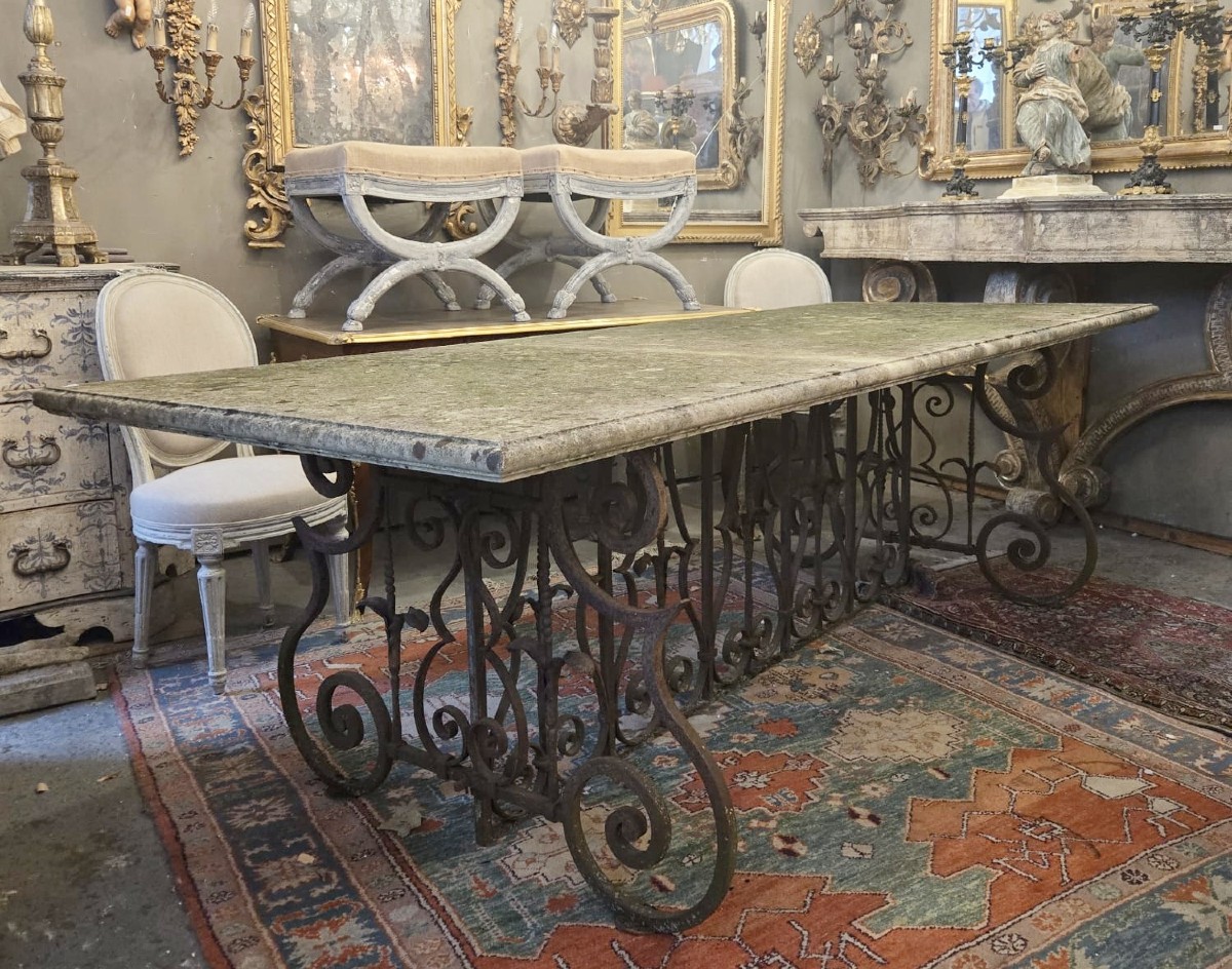 Grande table d'extérieur, piètement en fer forgé