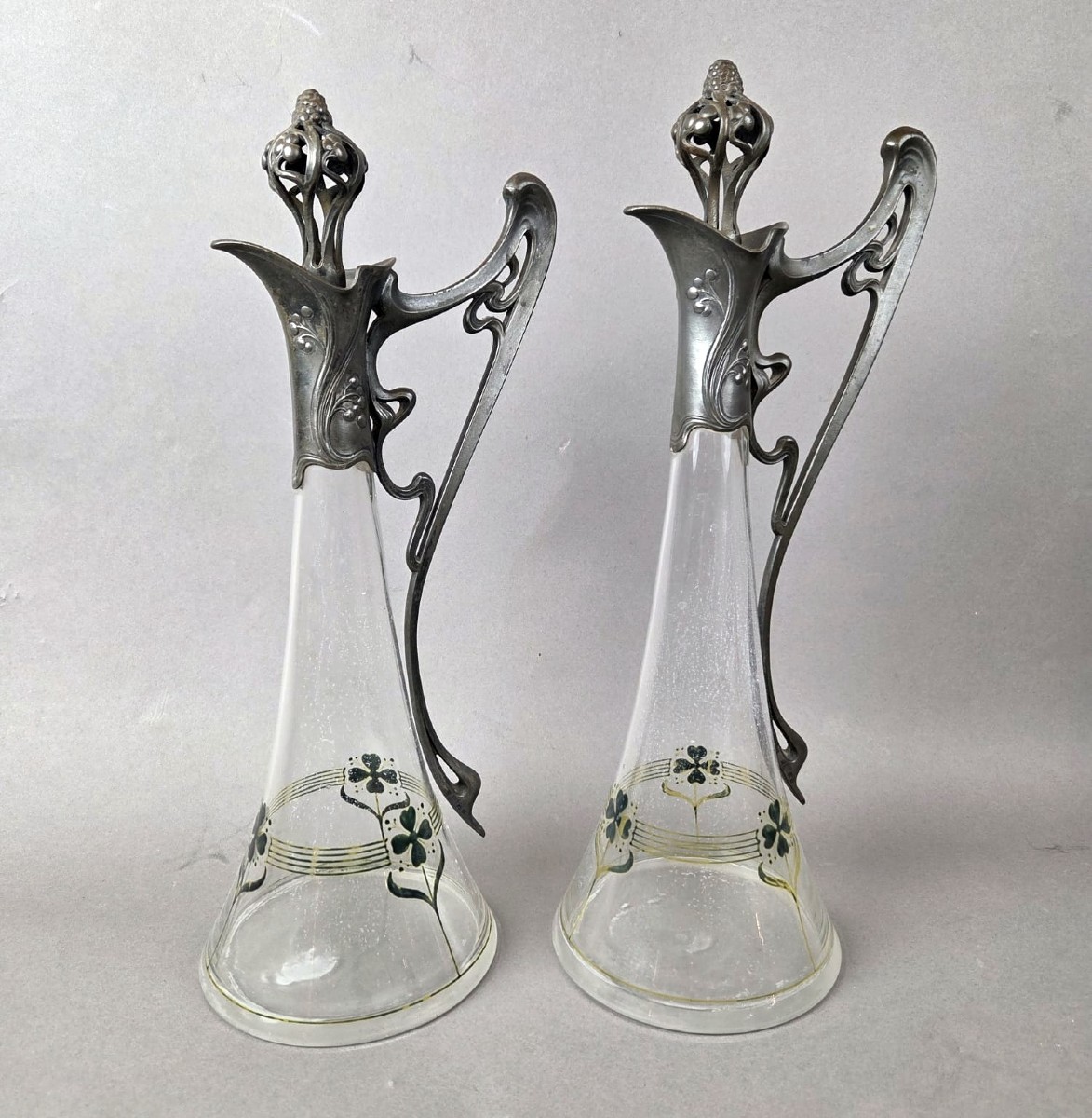 Paire d'aiguières Art nouveau en verre et étain