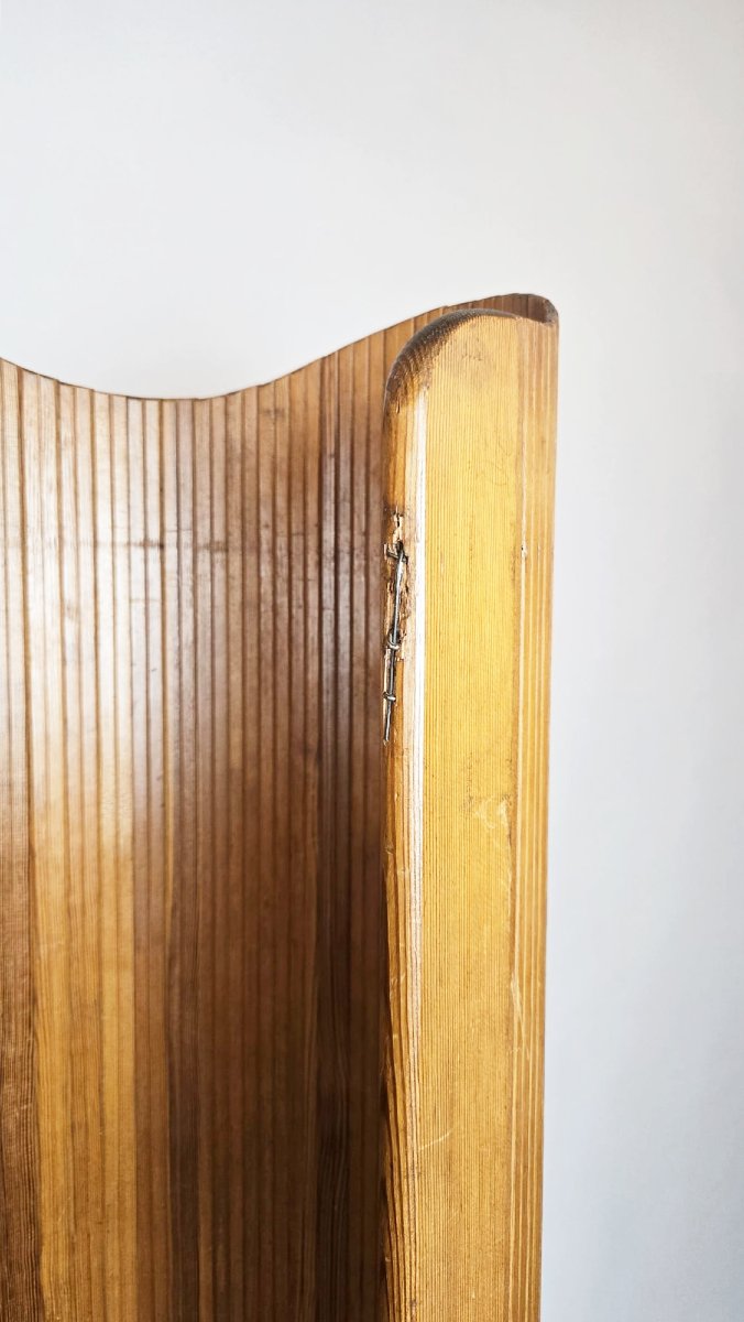 Wavy Wooden Screen, Circa 1950. -photo-2