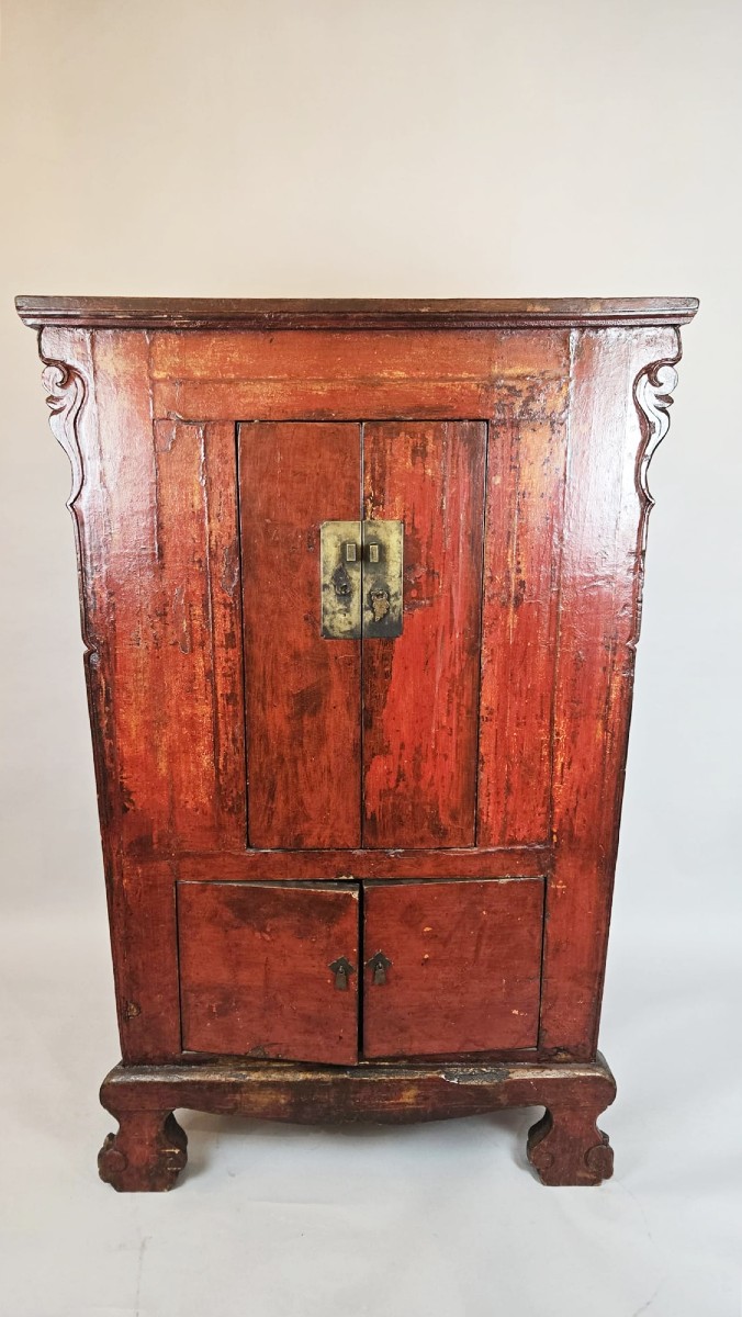 Armoire chinoise en bois laqué rouge – XIXe siècle