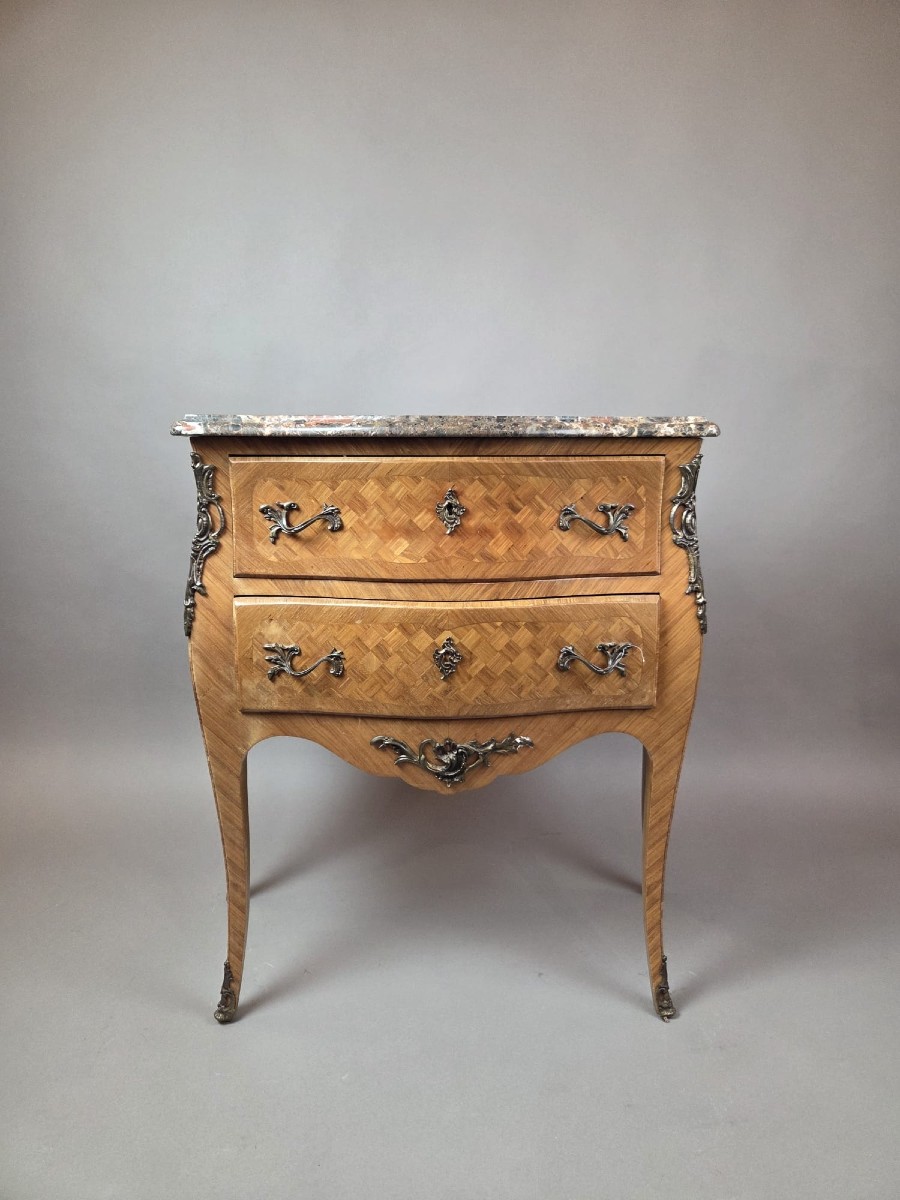 Petite commode de style Louis XV en bois marqueté, début 20th