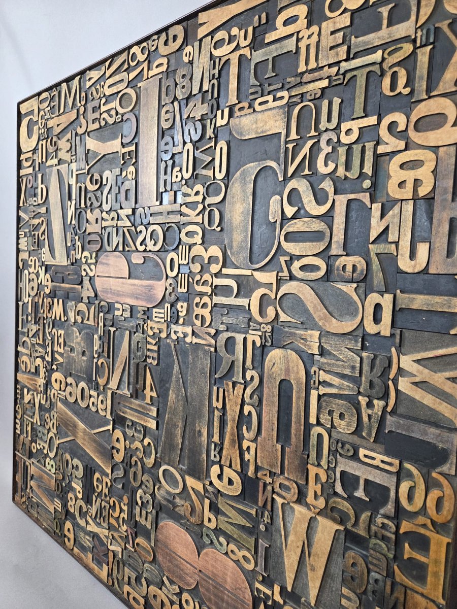 Panneau décoratif orné de lettres d'imprimerie anciennes -photo-1