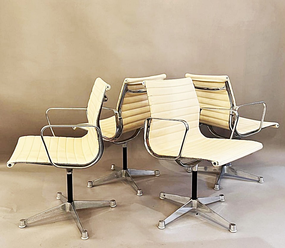 Suite de 4 chaises de Charles &  Ray Eames pour Herman Miller, 1960's