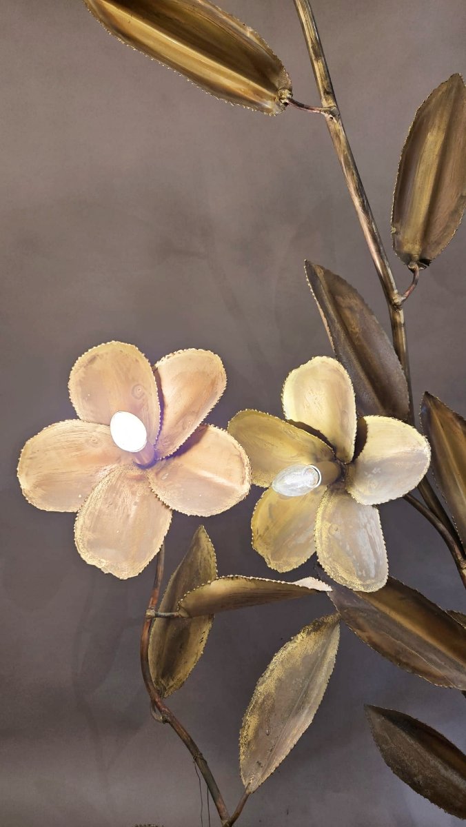 Metal Floor Lamp Decorated With Lotus Flowers-photo-1