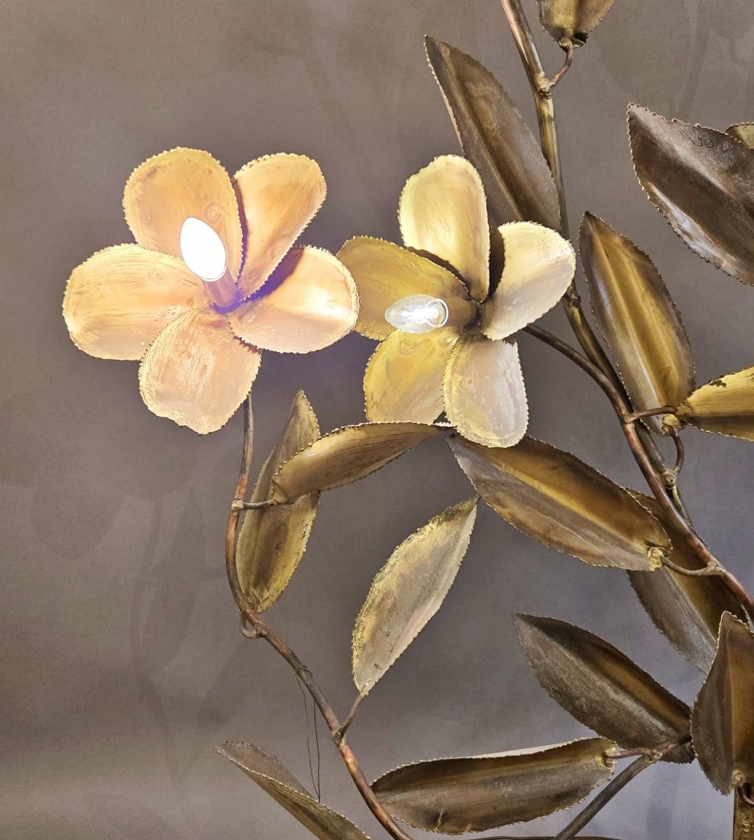 Metal Floor Lamp Decorated With Lotus Flowers-photo-4