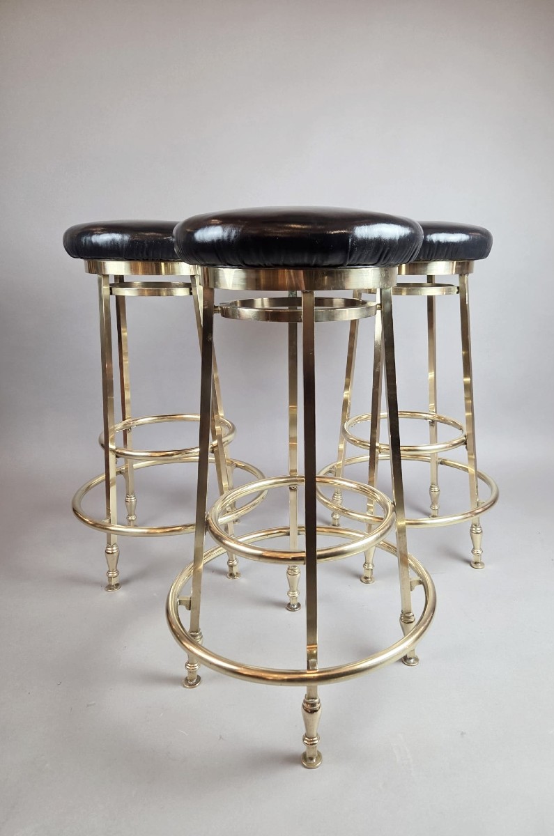 Suite de 3 tabourets de bar en laiton et assise en cuir, vers 1940