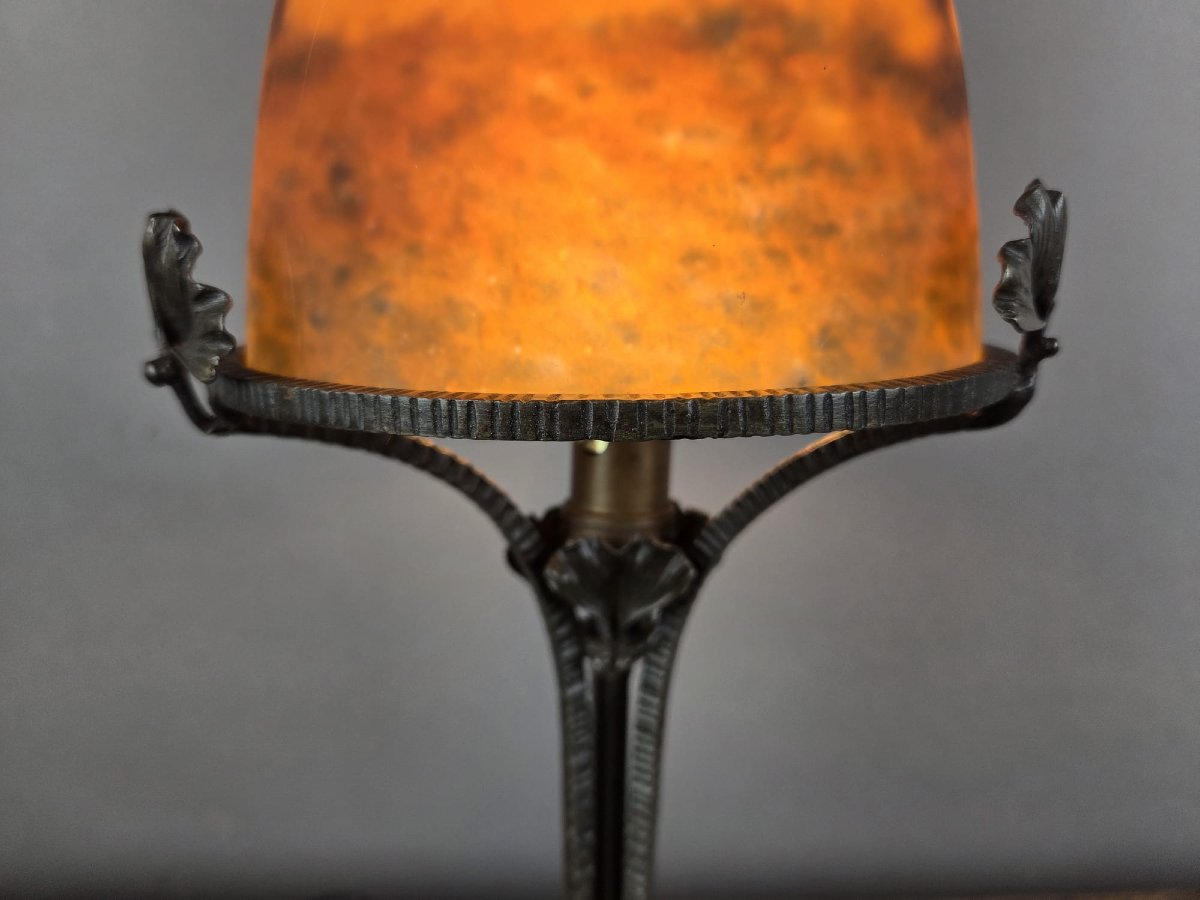 Miller Frères Lunéville, Lampe en pâte de verre et monture en fer forgé-photo-1