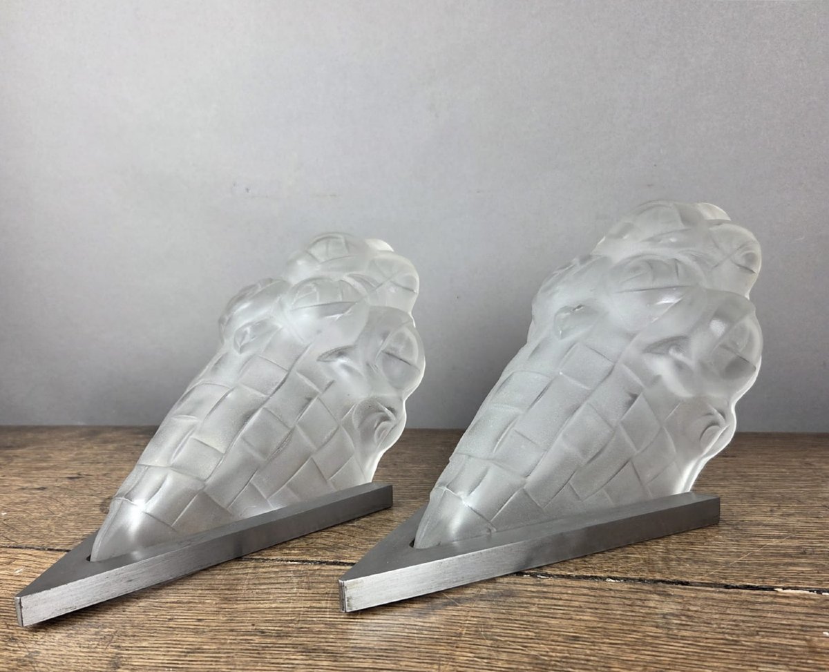 Degué, paire d'appliques en verre moulé, vers 1930