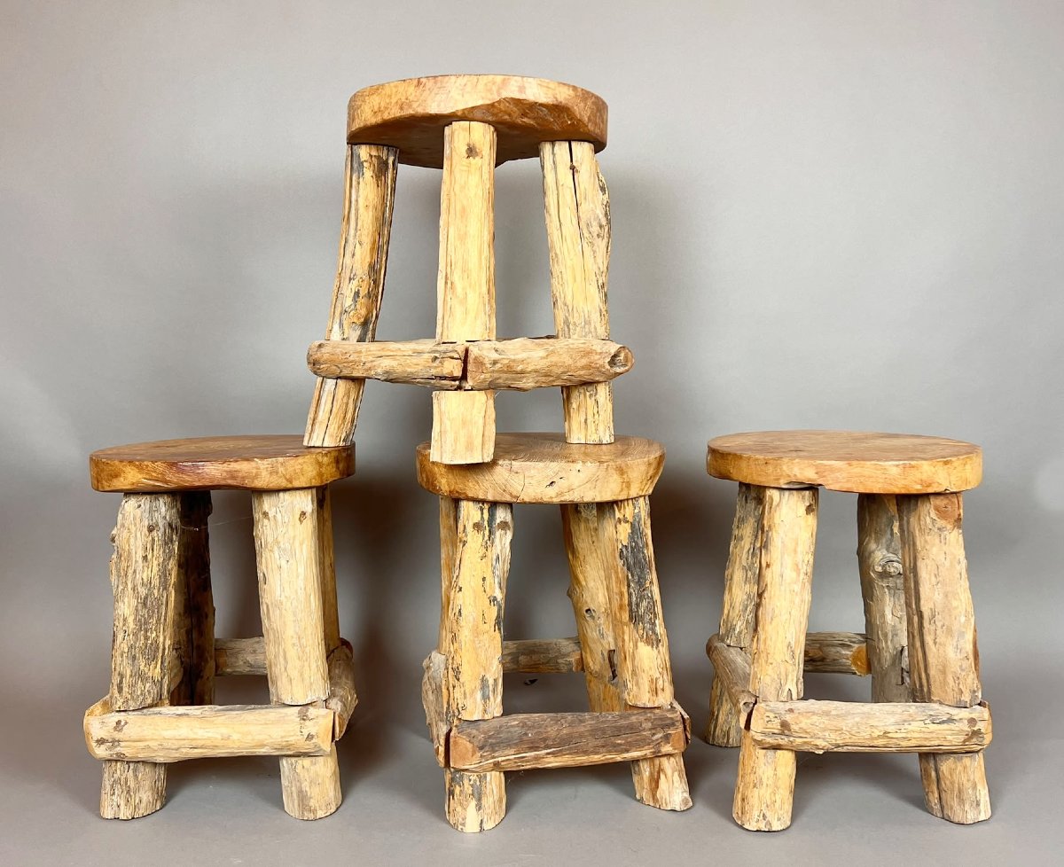 Suite de quatre tabourets brutalistes en bois-photo-2