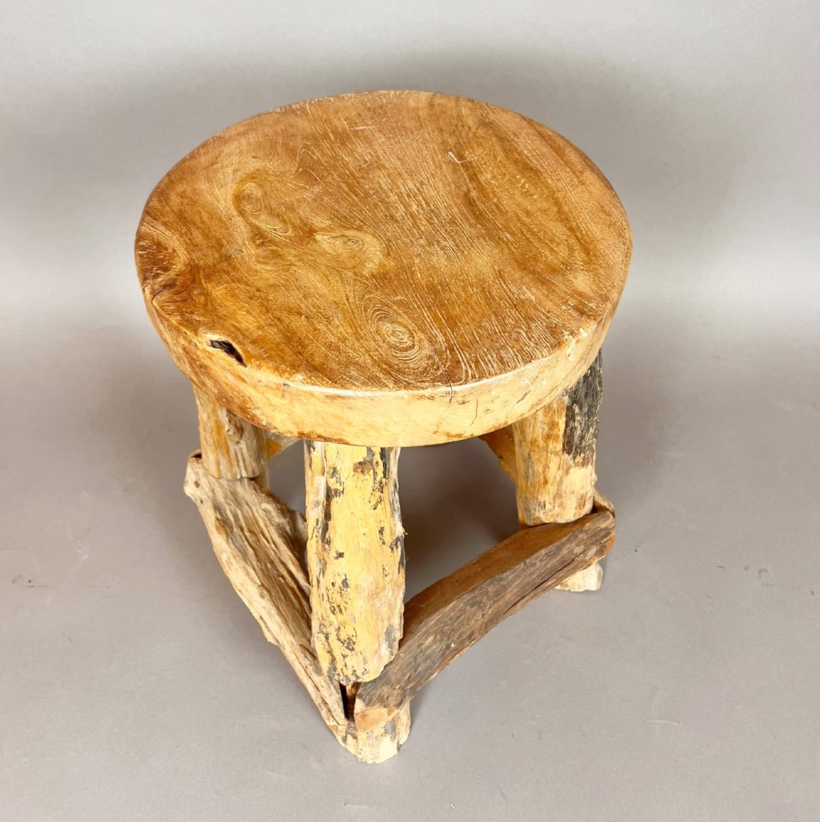 Suite de quatre tabourets brutalistes en bois-photo-4