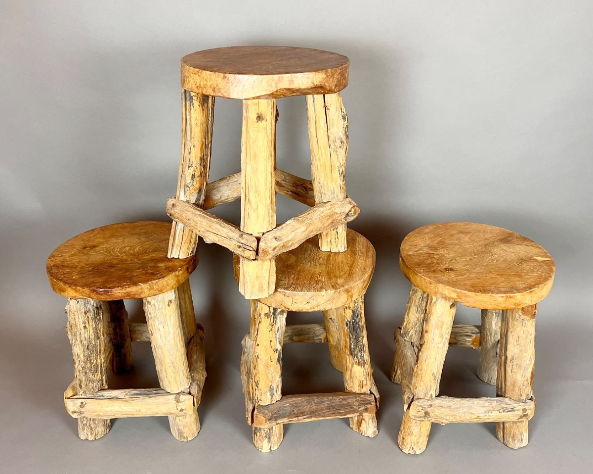 Suite de quatre tabourets brutalistes en bois
