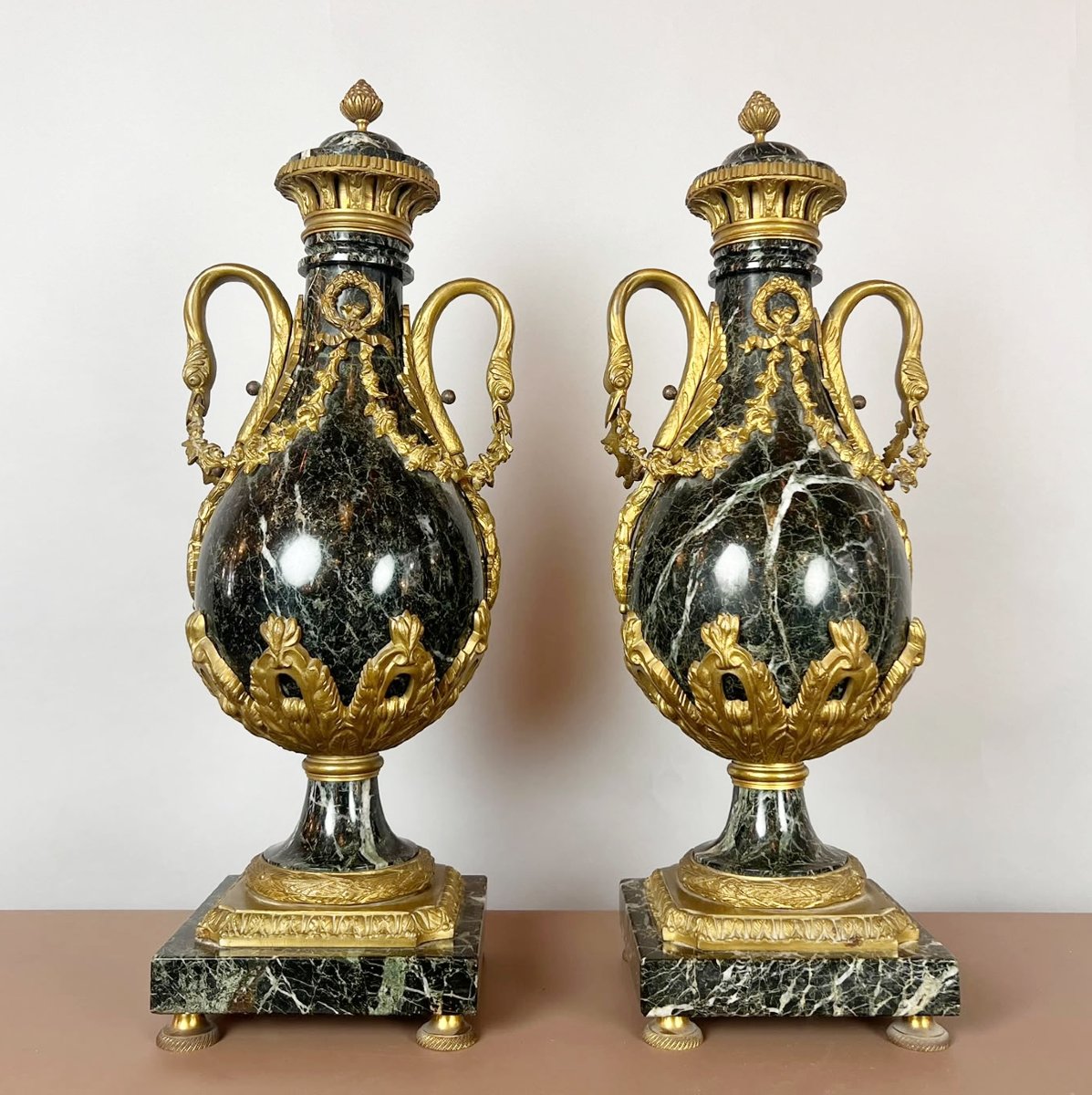 Paire de cassolettes en marbre et bronze, XIXᵉ siècle
