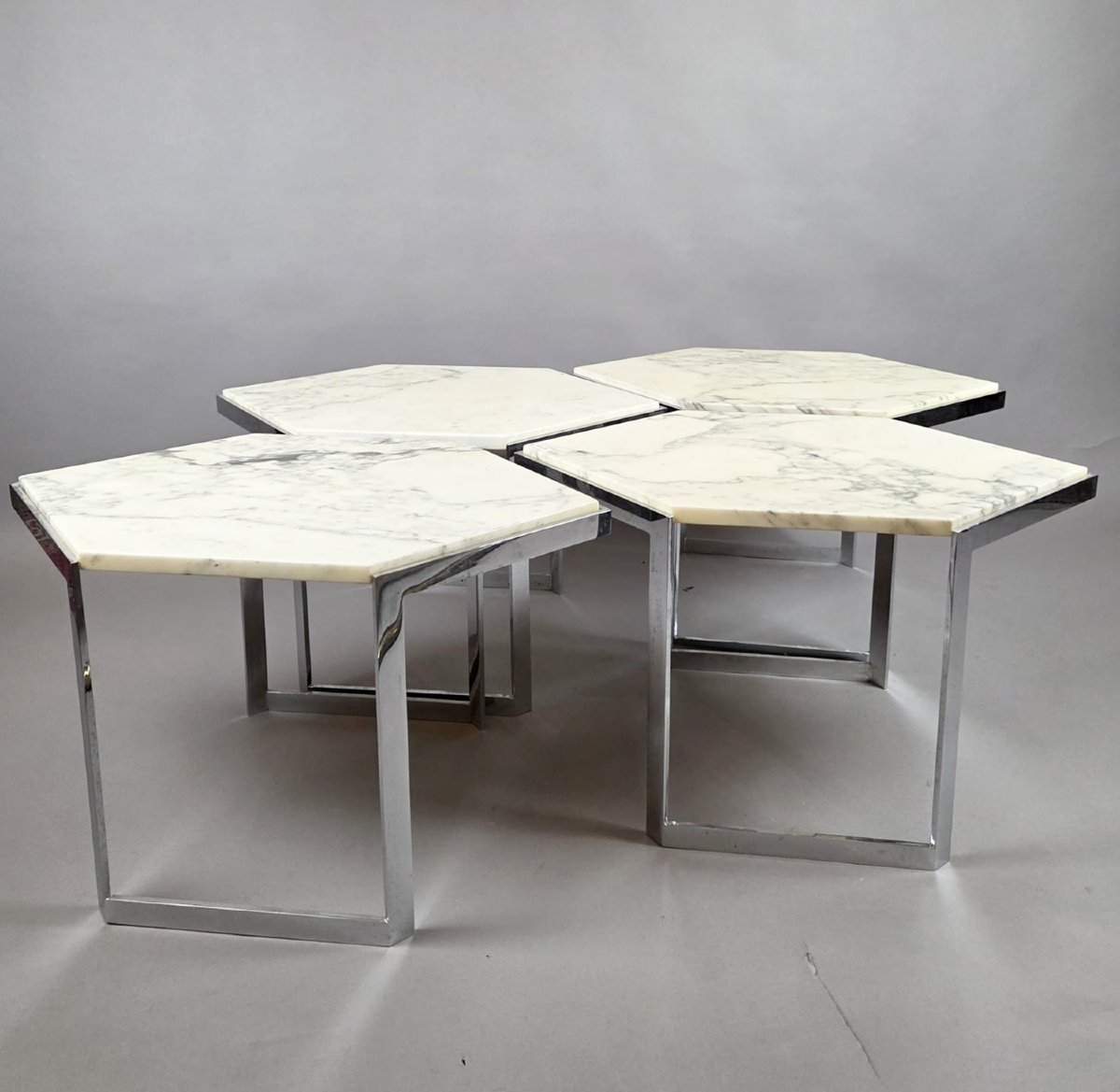 Ensemble de 4 tables basses en acier chromé et tablette de marbre, vers 1970