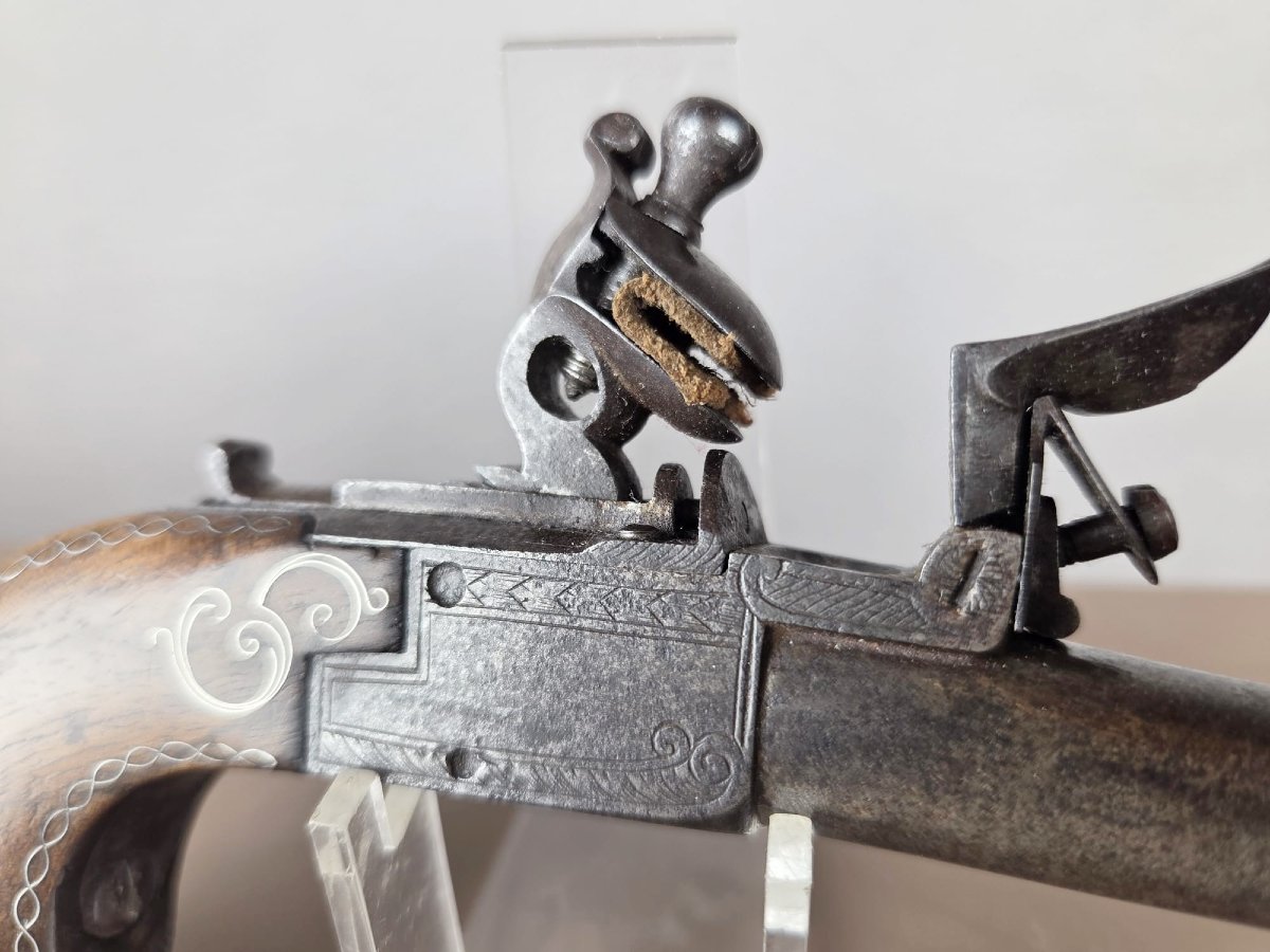Petit pistolet silex à coffre, fils d'argent dans la crosse, France vers 1800-photo-1