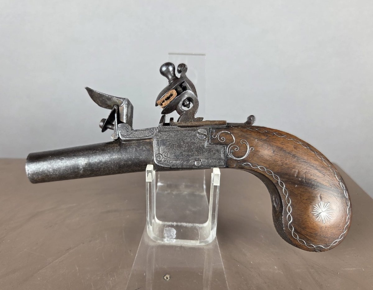 Petit pistolet silex à coffre, fils d'argent dans la crosse, France vers 1800