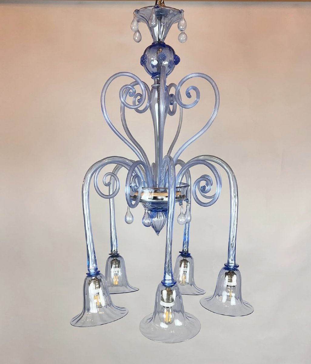 Lustre en verre de Murano à cinq bras et décor de volutes, XXᵉ siècle.