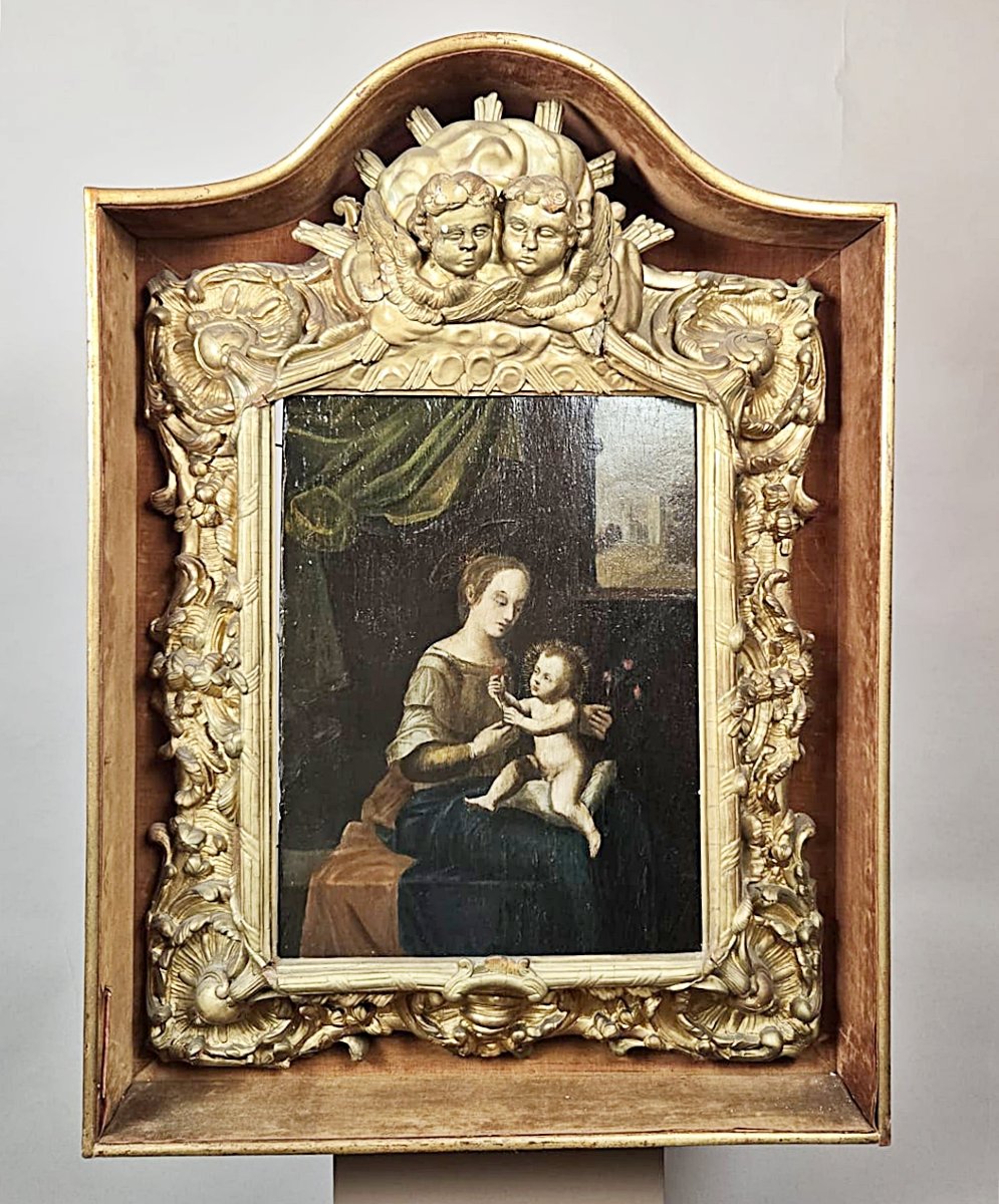 Huile sur panneau représentant une « Vierge à l’Enfant » sous niche, fin du XVIIe siècle