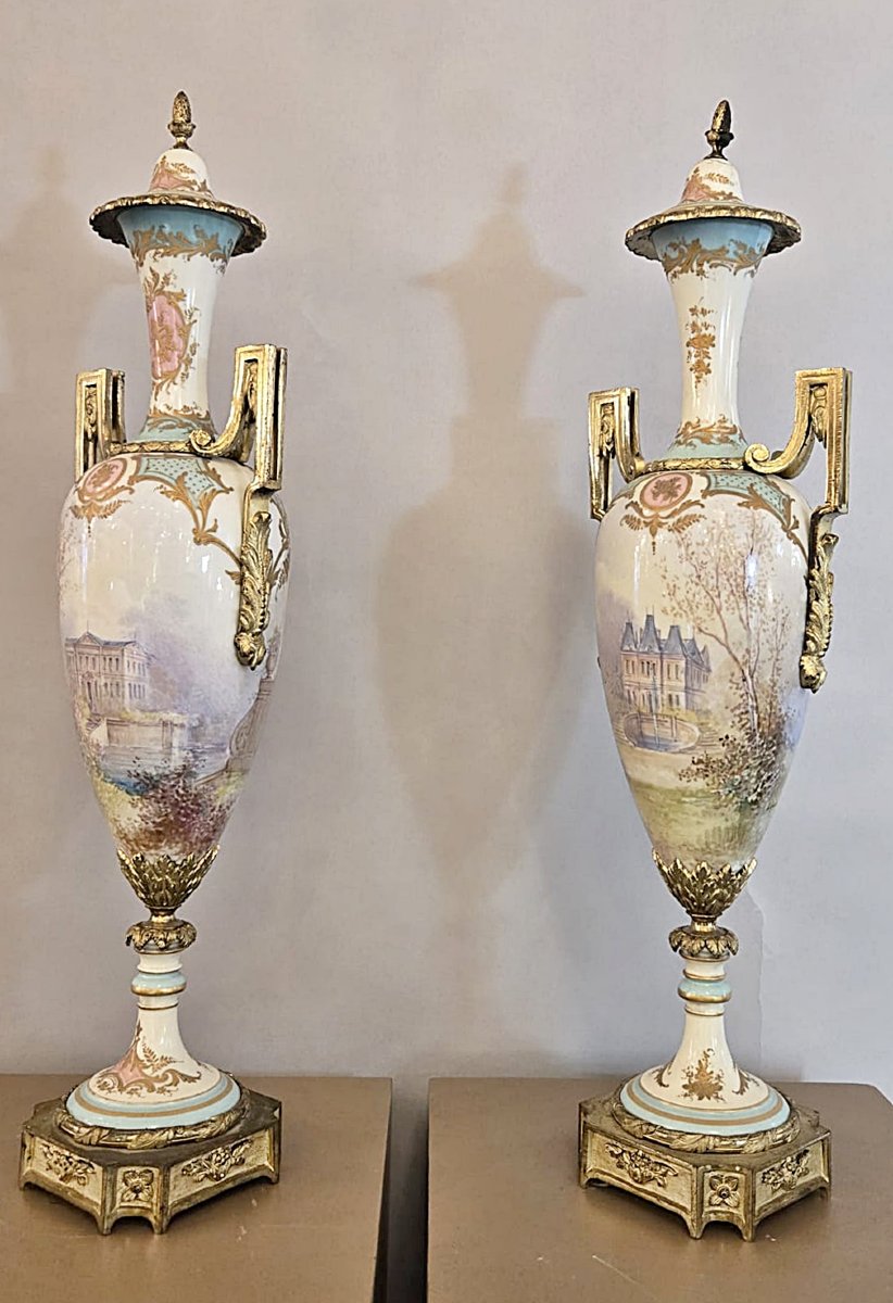 Paire de vases couverts en porcelaine de Sèvres et bronze doré, scènes galantes, XIXe s.-photo-2