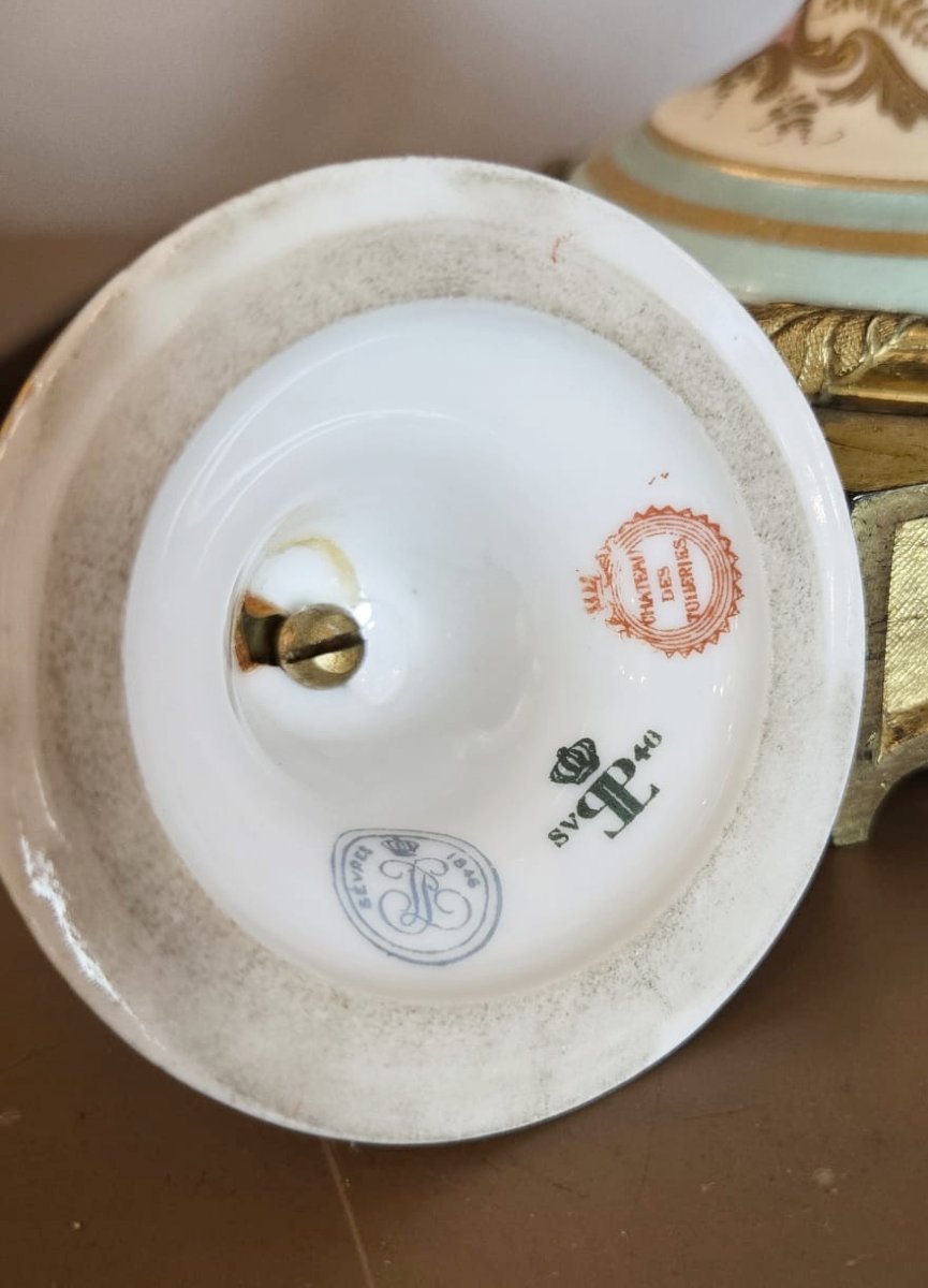 Paire de vases couverts en porcelaine de Sèvres et bronze doré, scènes galantes, XIXe s.-photo-3