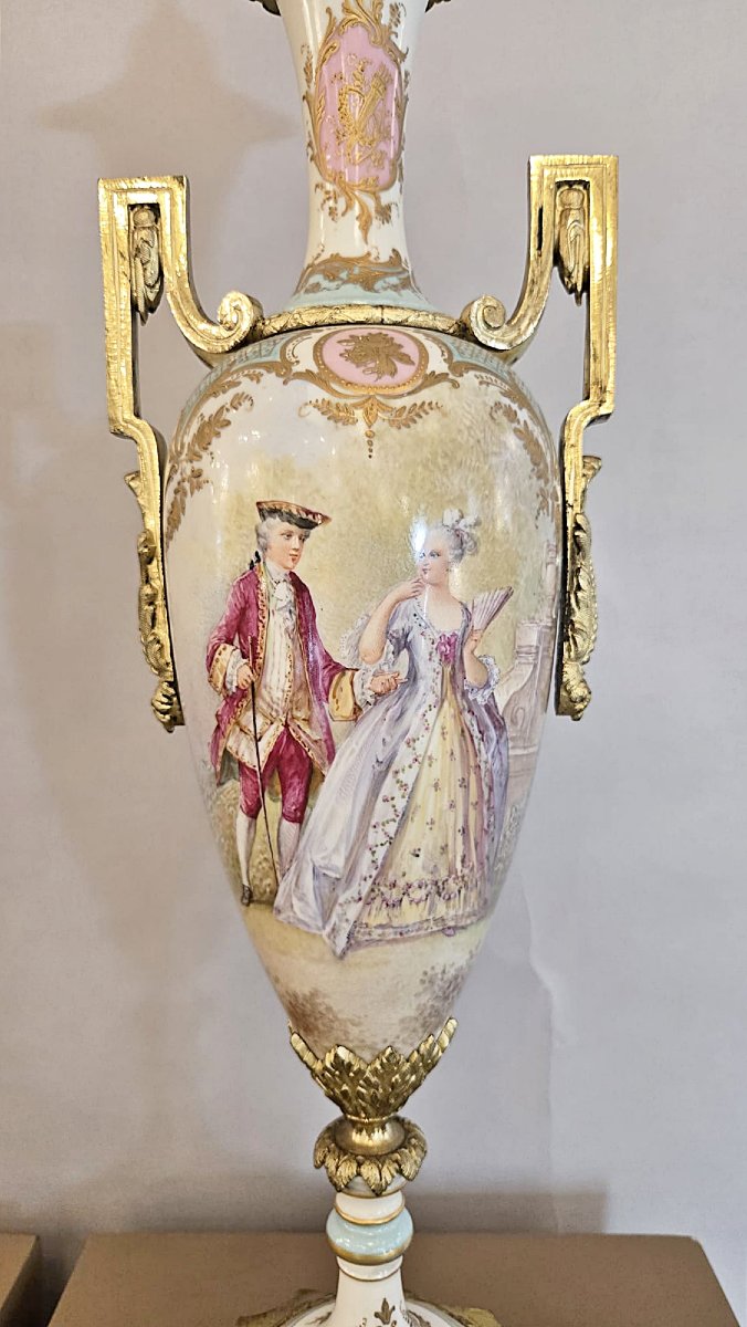 Paire de vases couverts en porcelaine de Sèvres et bronze doré, scènes galantes, XIXe s.-photo-4