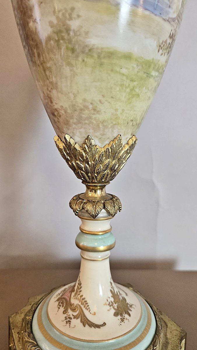 Paire de vases couverts en porcelaine de Sèvres et bronze doré, scènes galantes, XIXe s.-photo-4