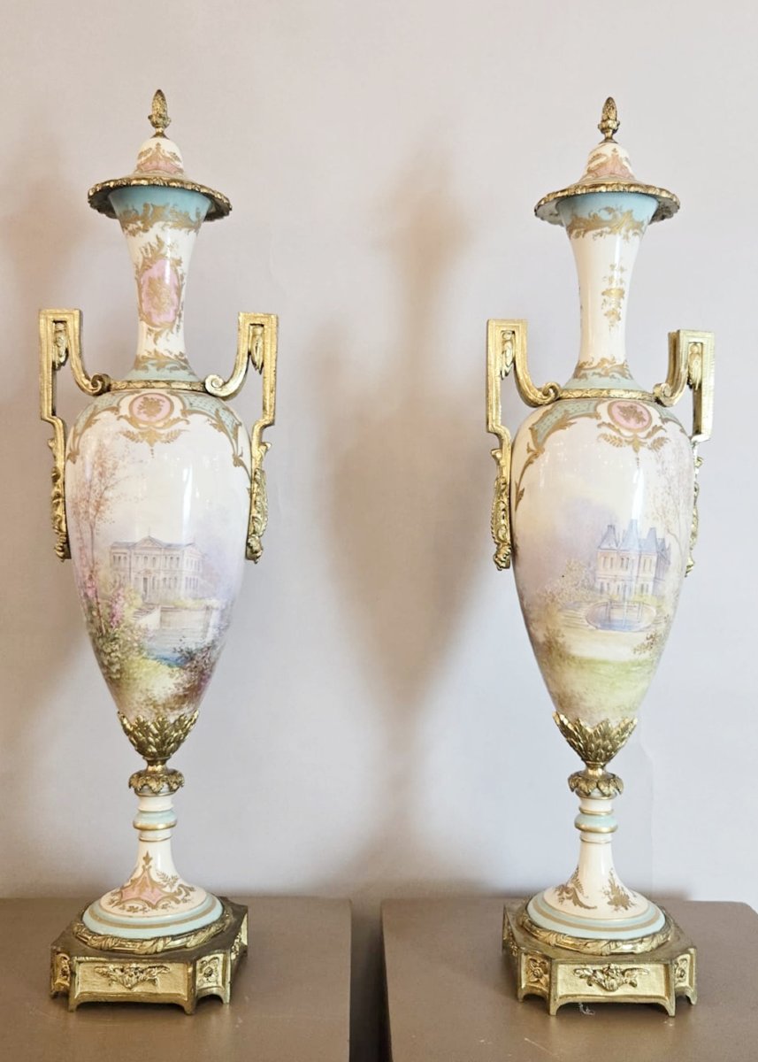 Paire de vases couverts en porcelaine de Sèvres et bronze doré, scènes galantes, XIXe s.-photo-5