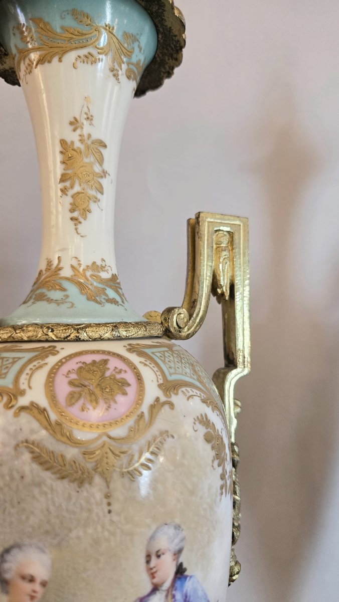 Paire de vases couverts en porcelaine de Sèvres et bronze doré, scènes galantes, XIXe s.-photo-6