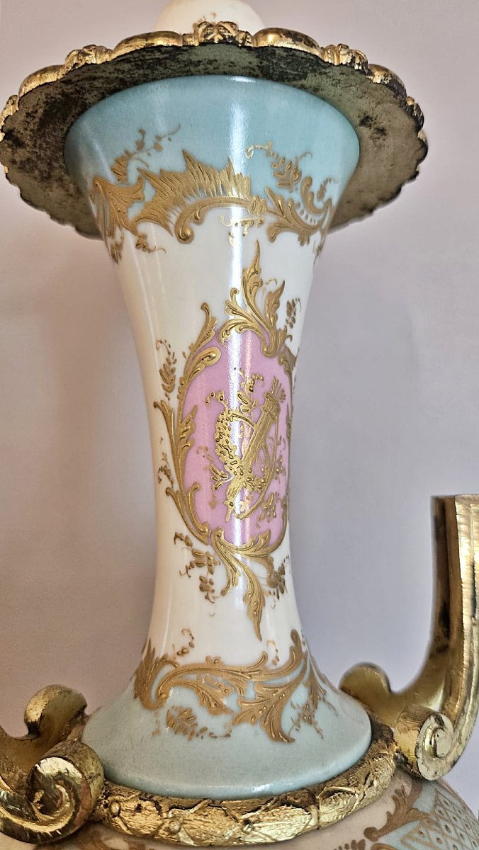 Paire de vases couverts en porcelaine de Sèvres et bronze doré, scènes galantes, XIXe s.-photo-7