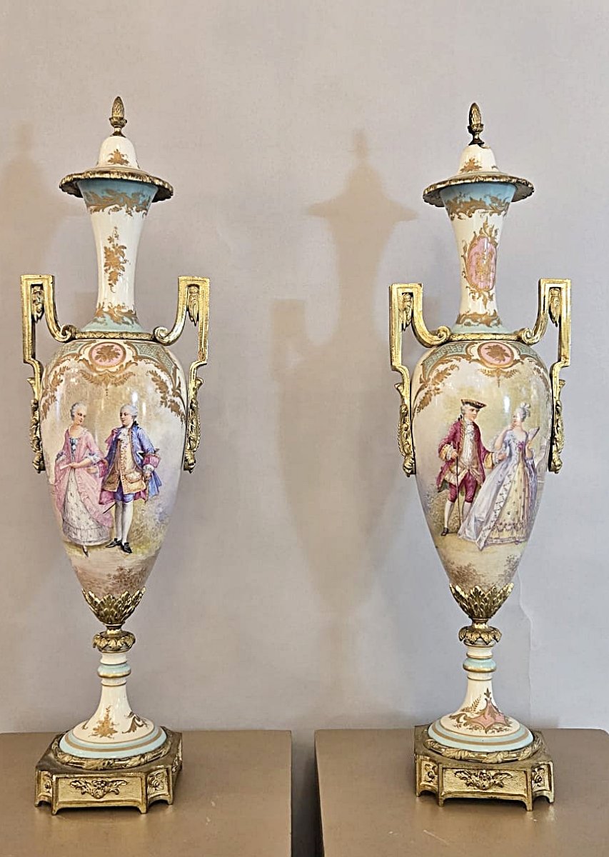 Paire de vases couverts en porcelaine de Sèvres et bronze doré, scènes galantes, XIXe s.