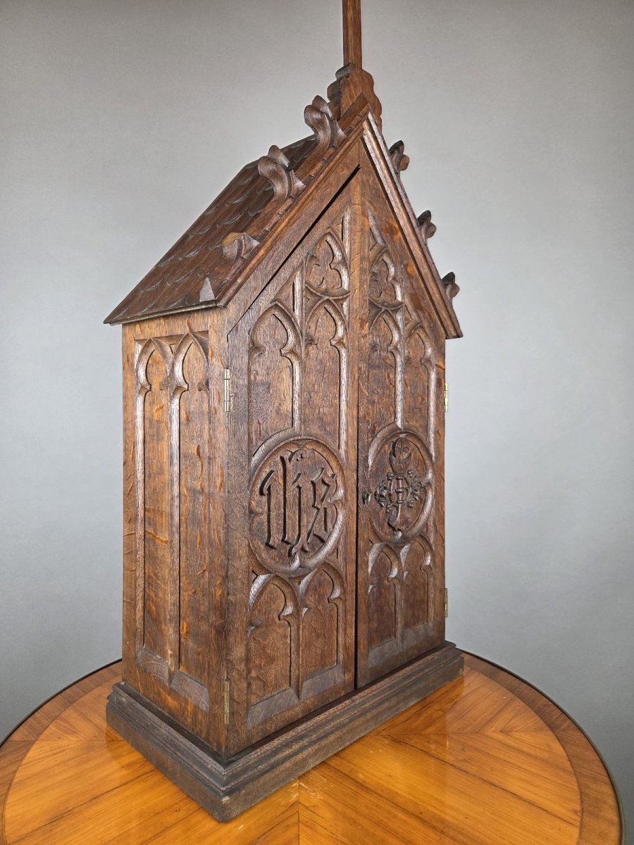 Tabernacle de style Néogothique en chêne sculpté, début 20th-photo-1
