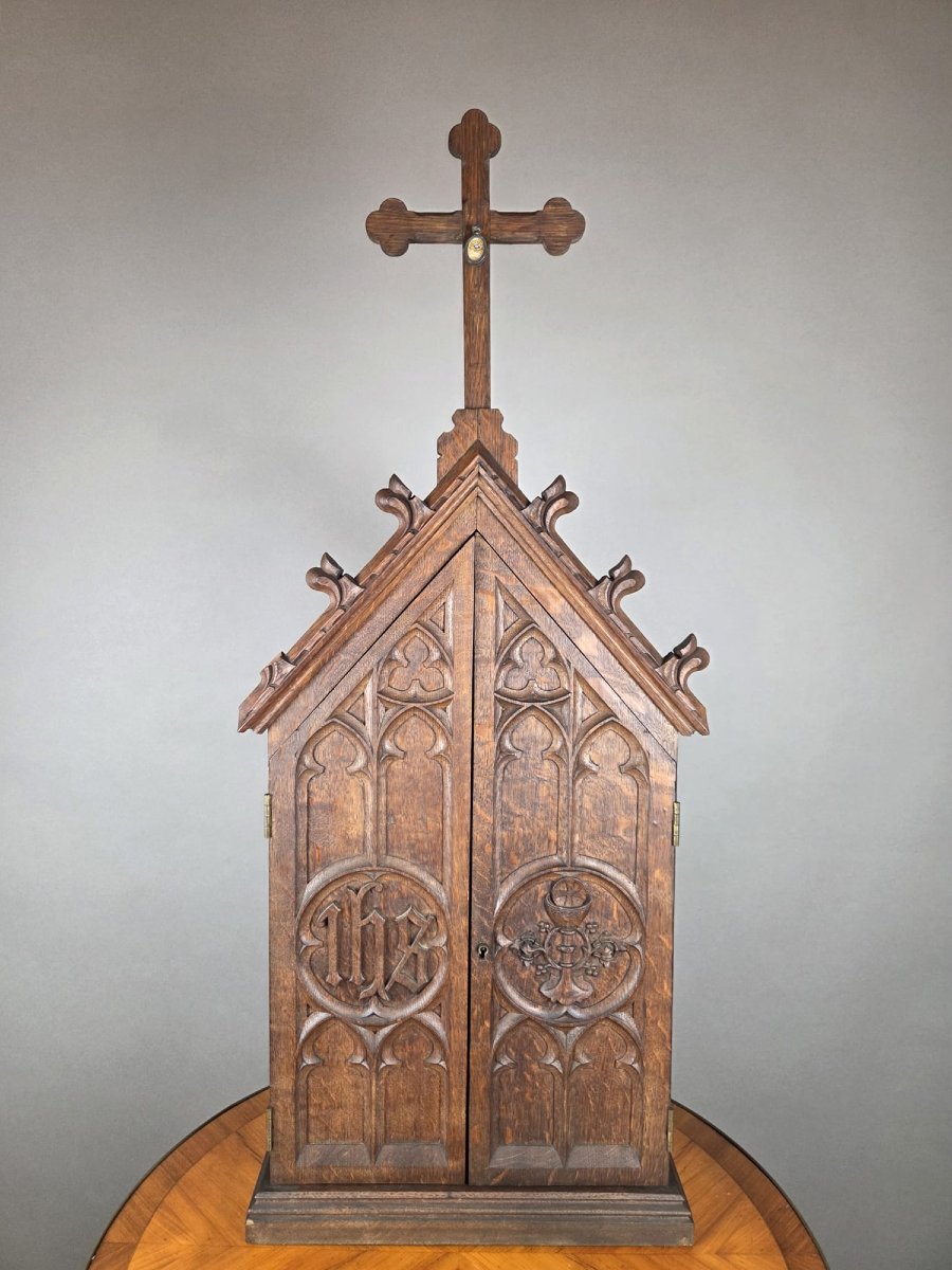 Tabernacle de style Néogothique en chêne sculpté, début 20th