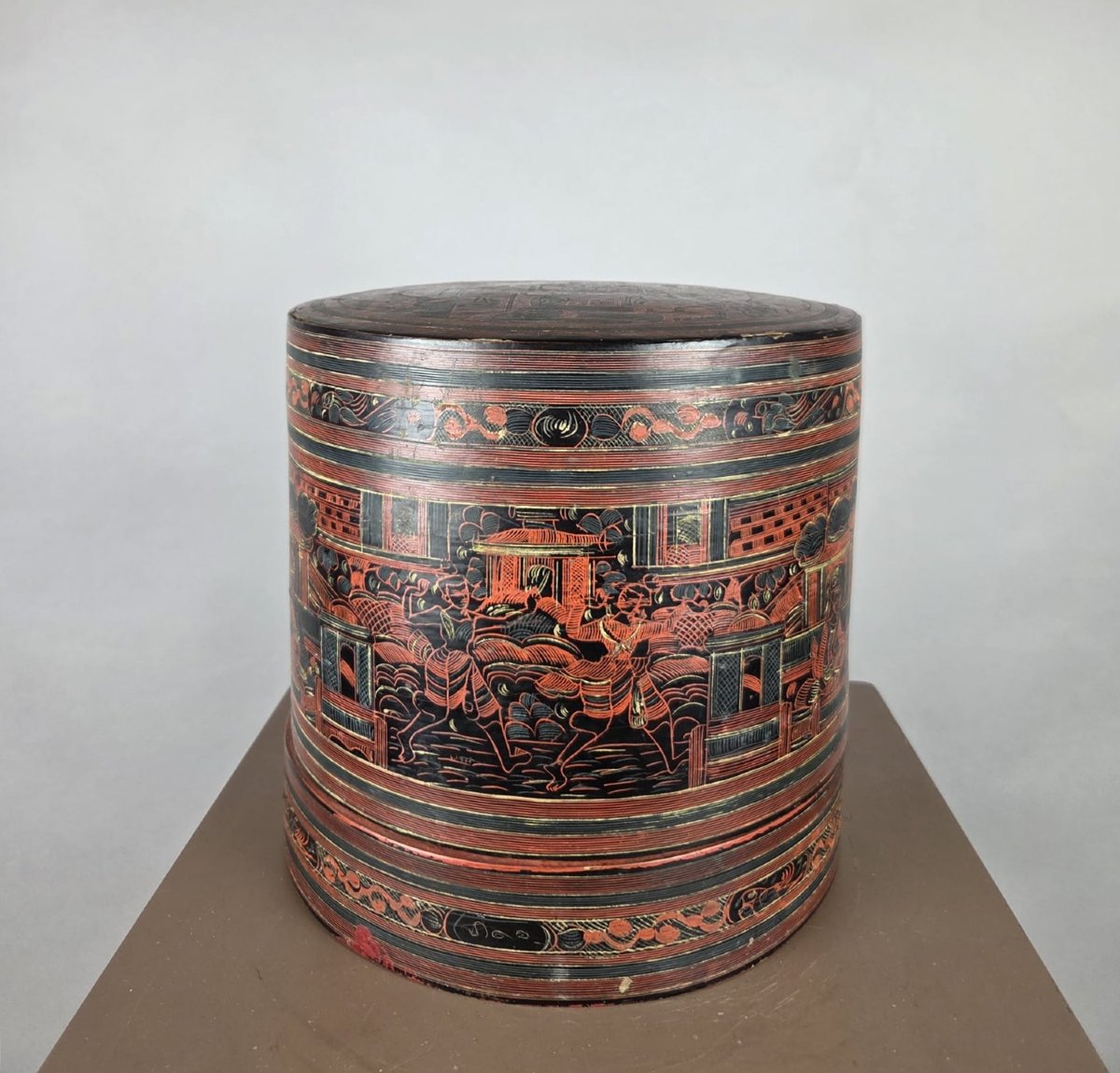 Boite a Betel en bois gravé et laqué, Birmanie vers 1920