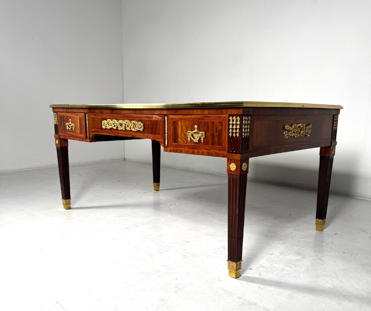 Grand bureau de style Louis XVI en acajou et bronze doré, 19th