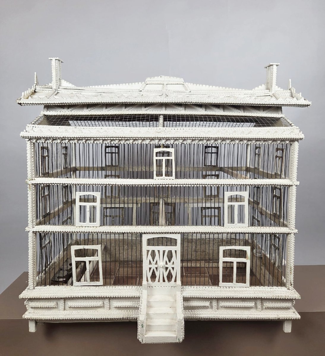Cage à oiseau en bois laqué blanc daté 1912