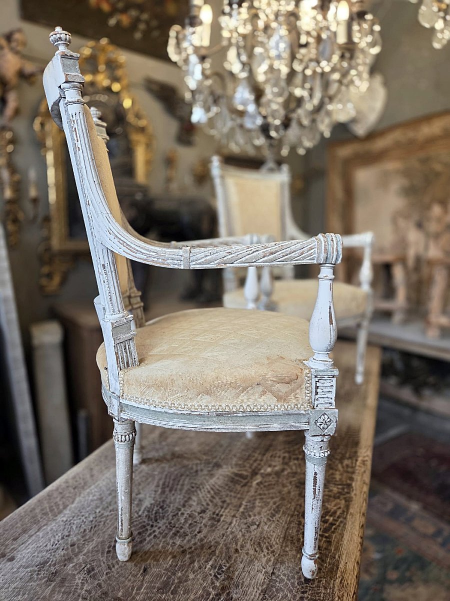 Paire de fauteuils de style Louis XVI en bois patiné-photo-3
