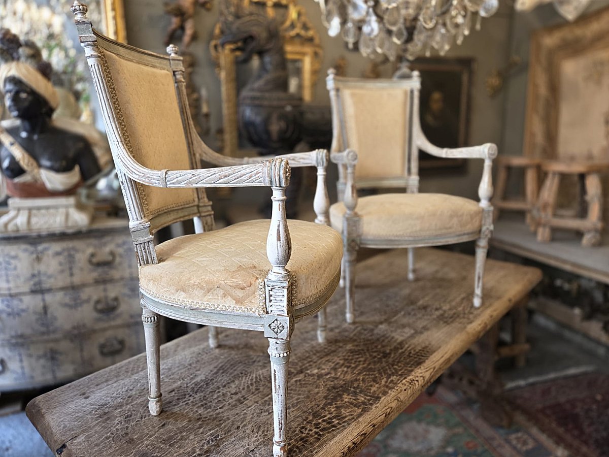Paire de fauteuils de style Louis XVI en bois patiné