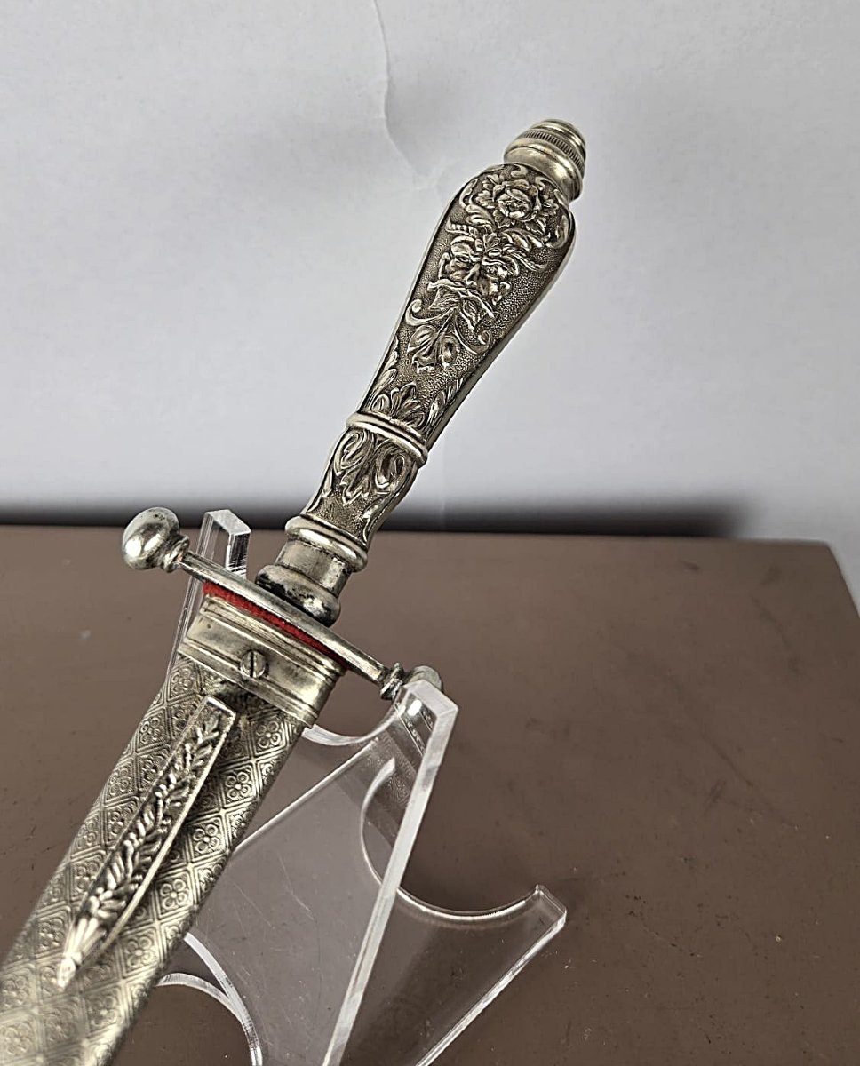 Dague romantique en métal argenté, décor d'une tête de satyre, circa 1850-photo-2