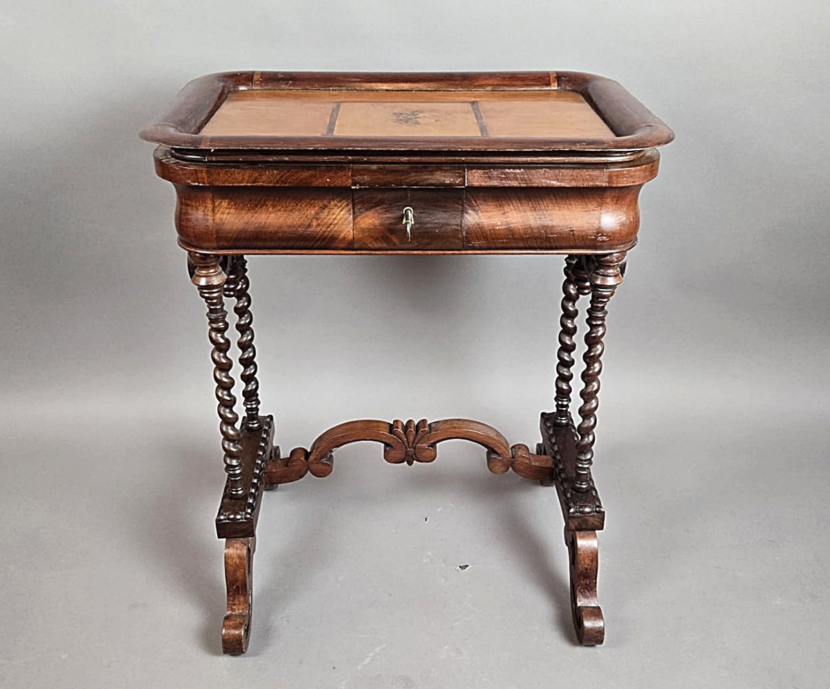 Table à thé victorienne, milieu du XIXe siècle, acajou, noyer et autres bois fruitiers.