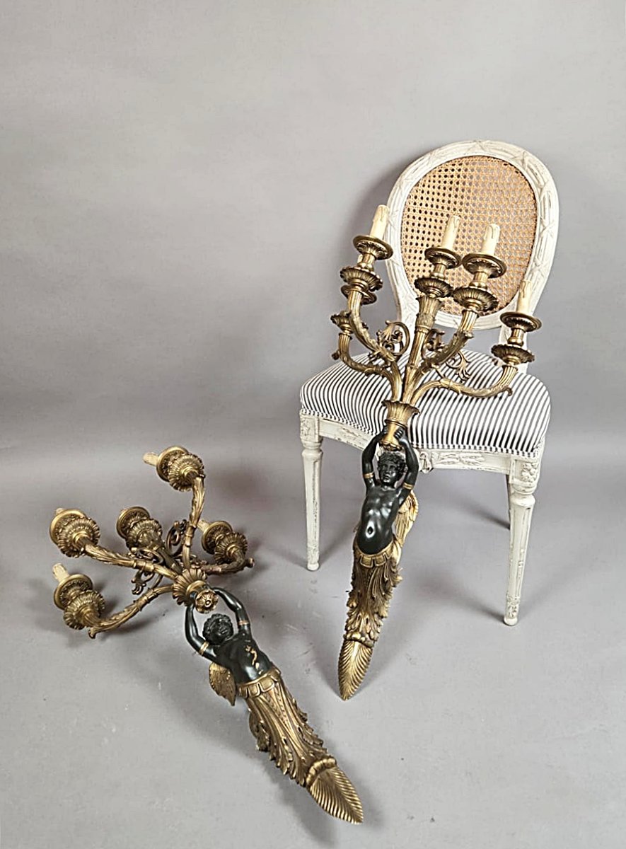 Paire d’appliques de style Empire en bronze, fin du XIXᵉ siècle, à décor de putti ailés