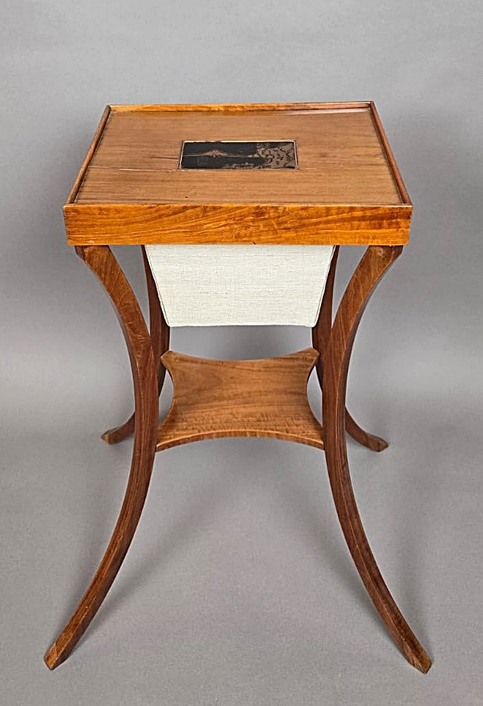 Travailleuse de style Directoire en placage d’acajou, à décor chinois, XIXᵉ siècle
